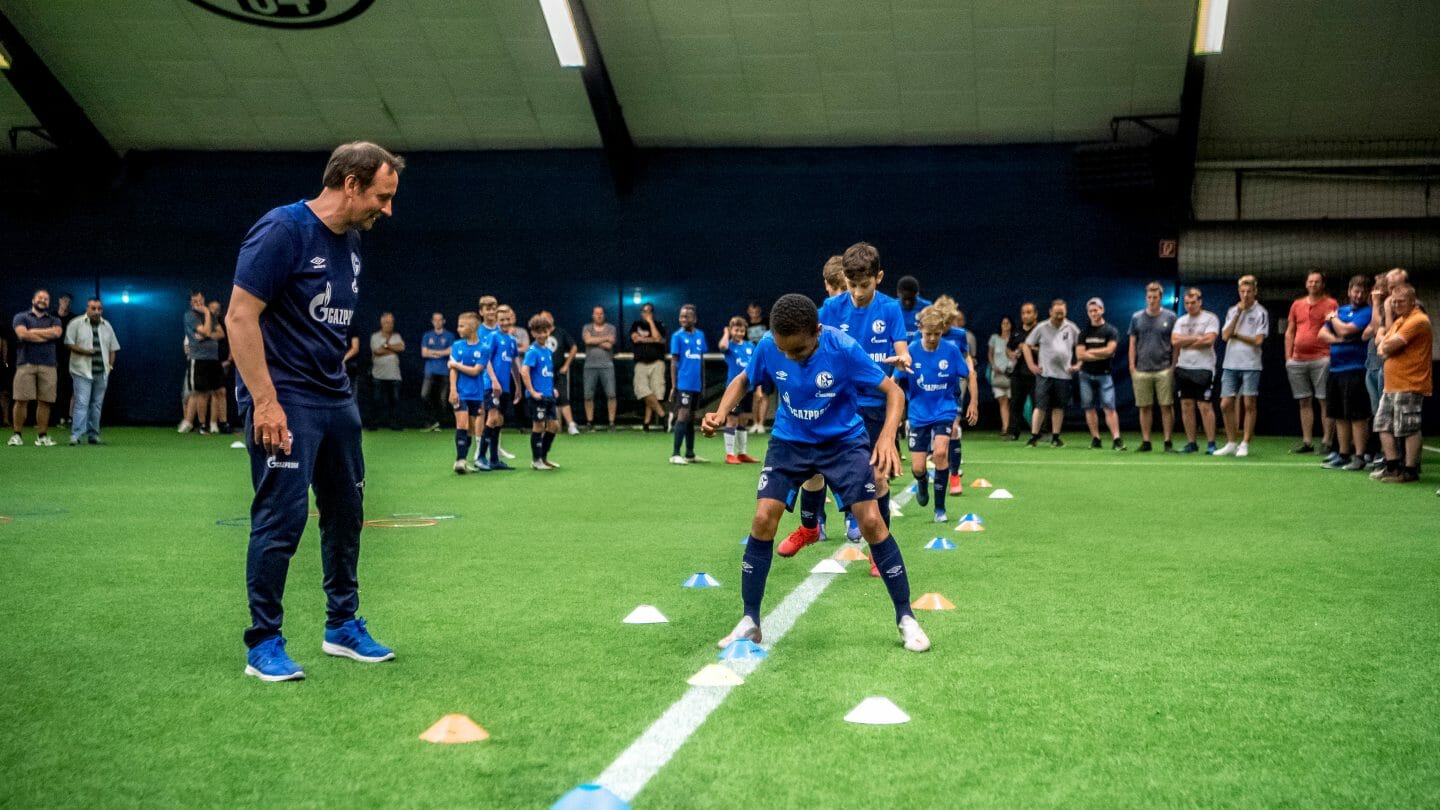 Trainerfortbildung auf Schalke: Gelungene Veranstaltung mit hundert Teilnehmern