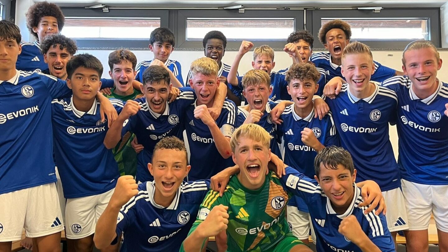 Jubelfoto der U14 nach Derbysieg gegen den BVB