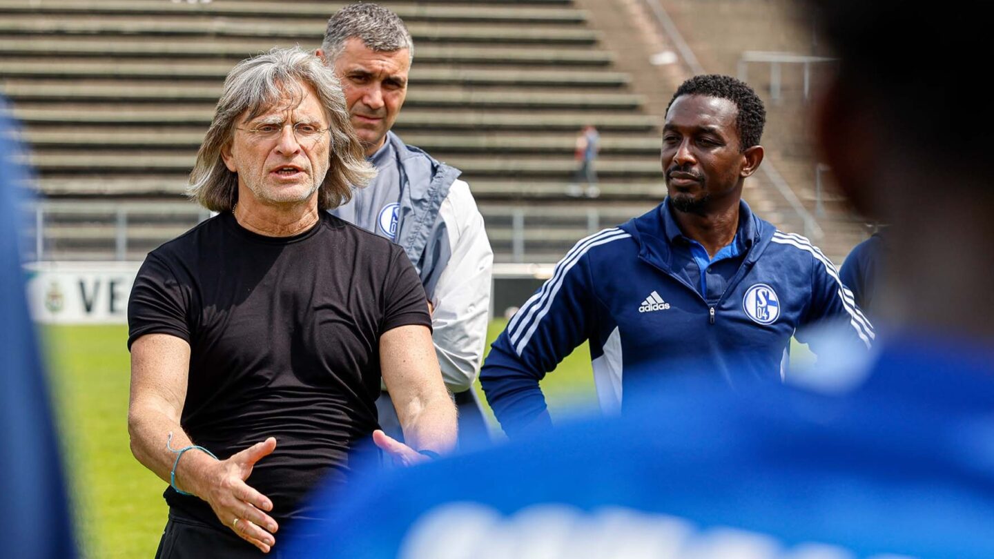 Norbert Elgert mit Charles Takyi