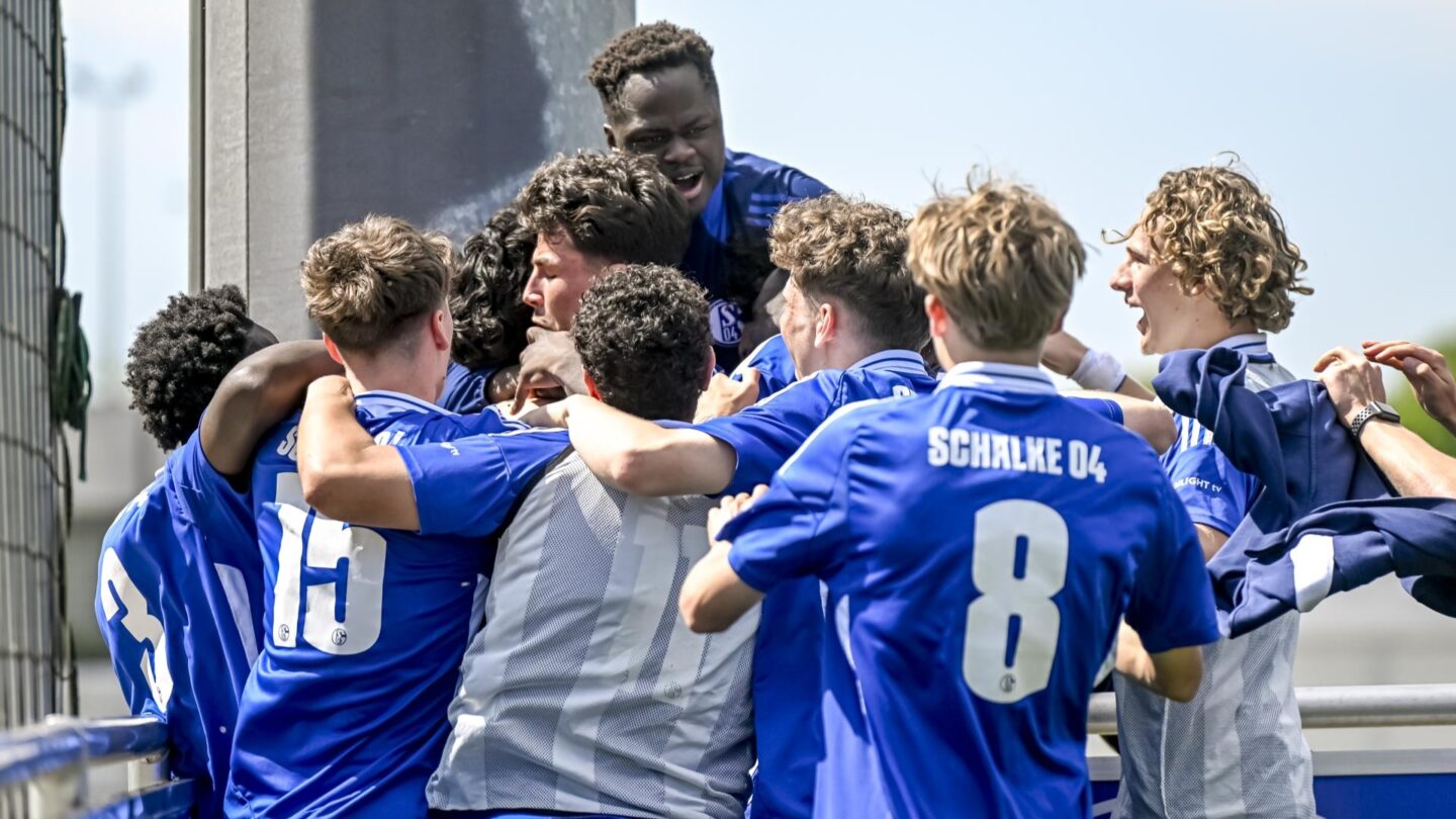 Die U19 bejubelt das 2:1 gegen Fortuna Düsseldorf.