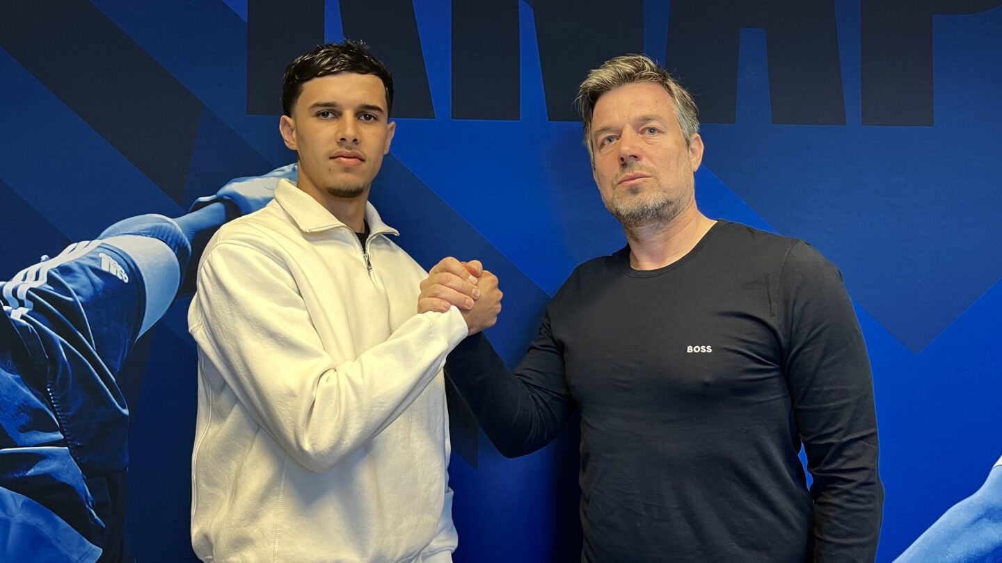 Anas Bouda und Rafael Tonello vor Schalke-Wand