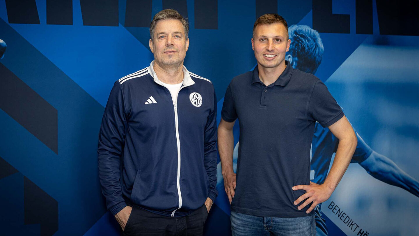 Raffael Tonello und Jakob Fimpel stehen nebeneinander vor einer blau-weißen Wand.