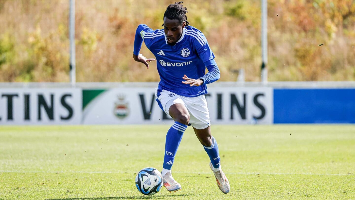 Yannick Tonye treibt den Ball