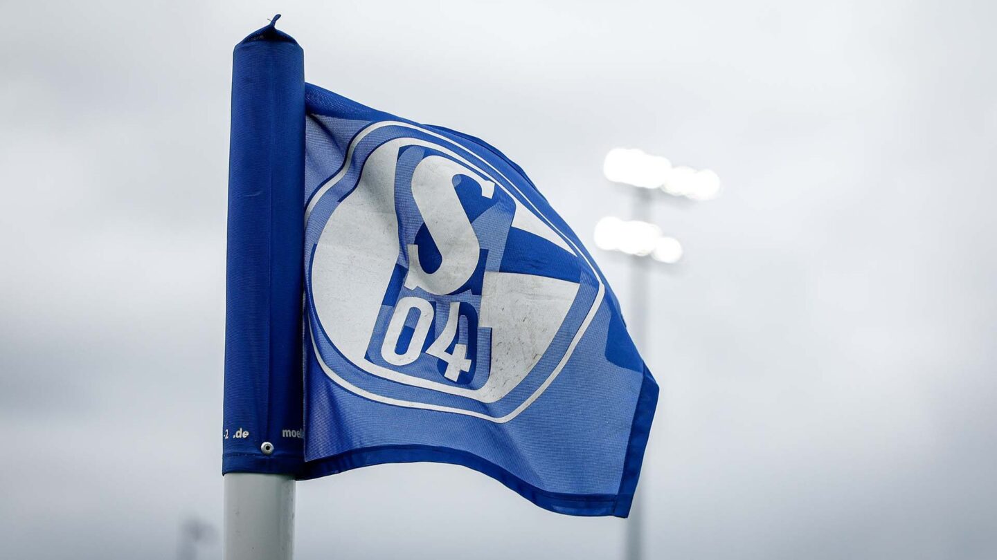 Eine Eckfahne mit Schalke-Logo darauf weht im Wind,.