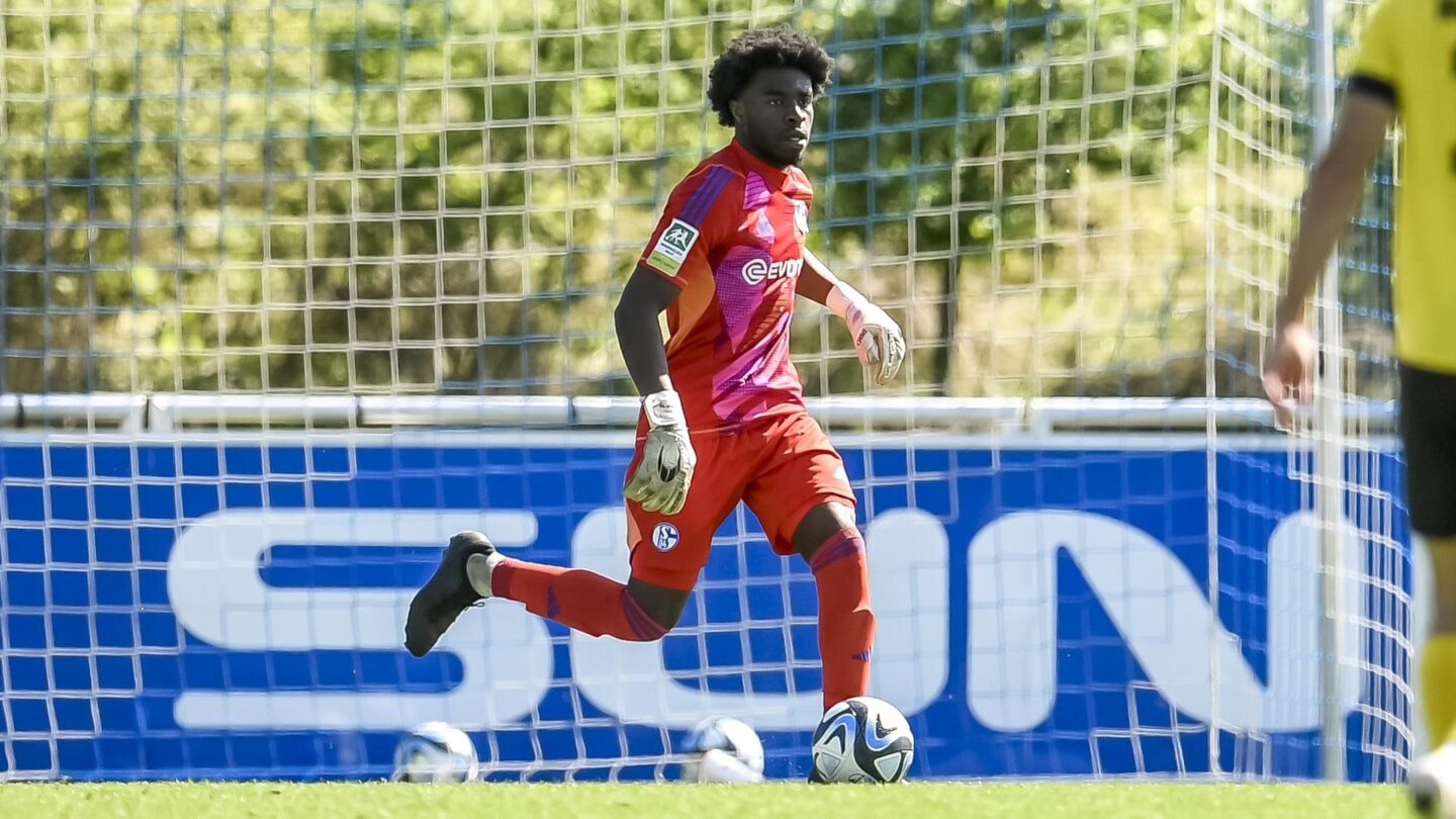 Faaris Yusufu aus der U23 steht vor dem Tor und passt den Ball