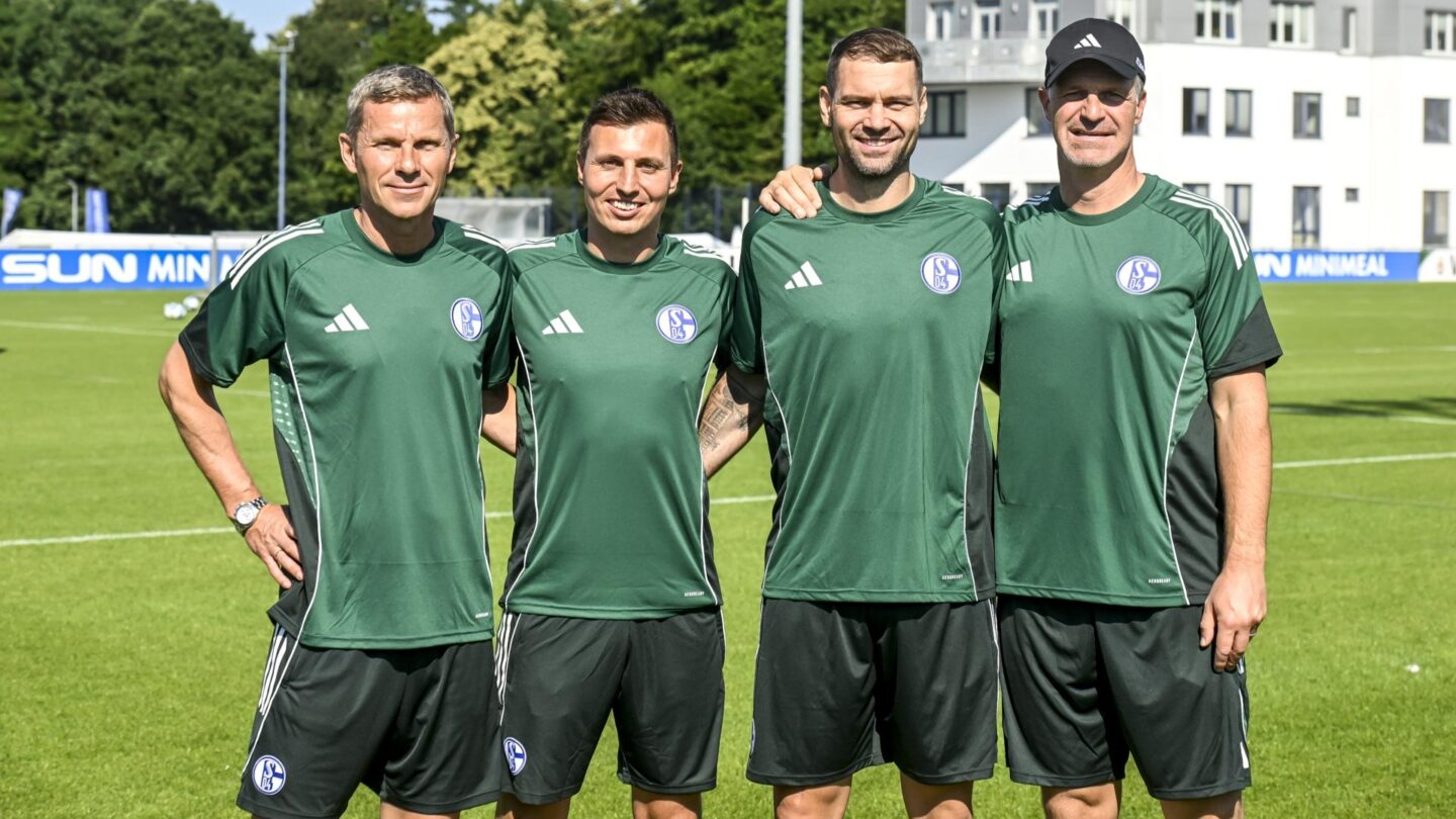 Das U23-Trainer-Team steht Arm in Arm auf dem Trainingsplatz.