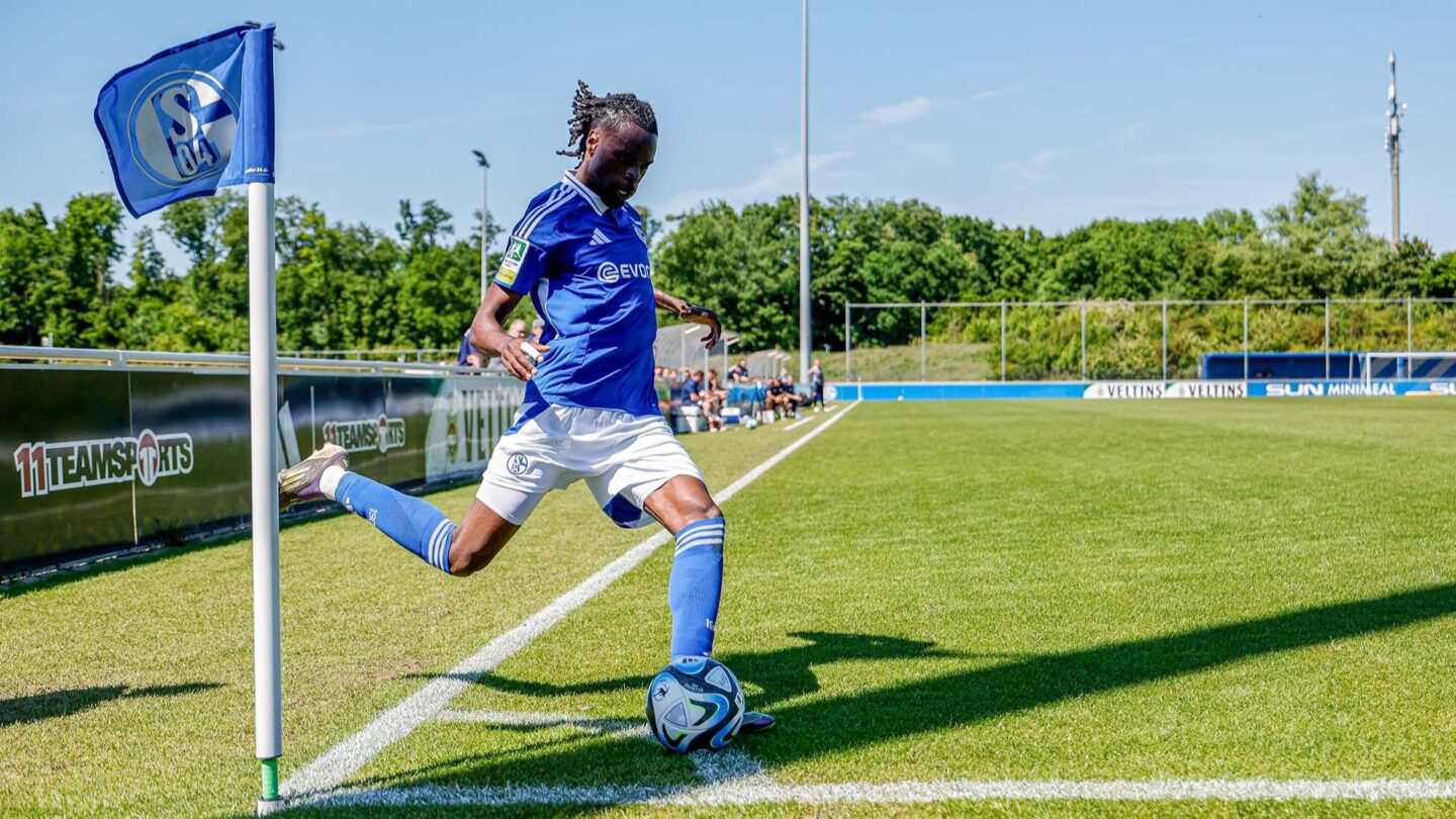 U23-Spieler Yannick Tonye schießt einen Eckball