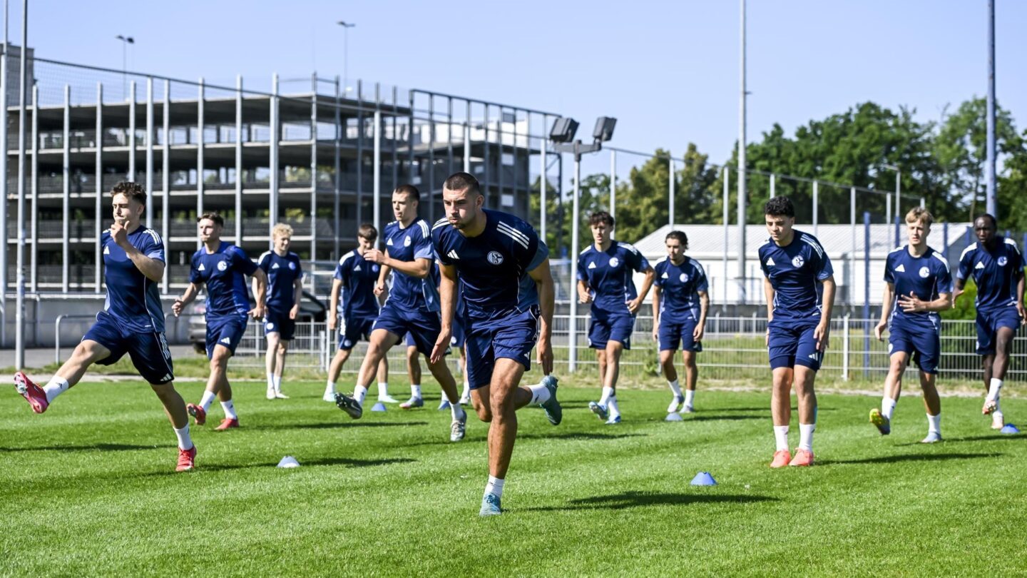Die U23 beim Warmmachen beim Trainingsauftakt.