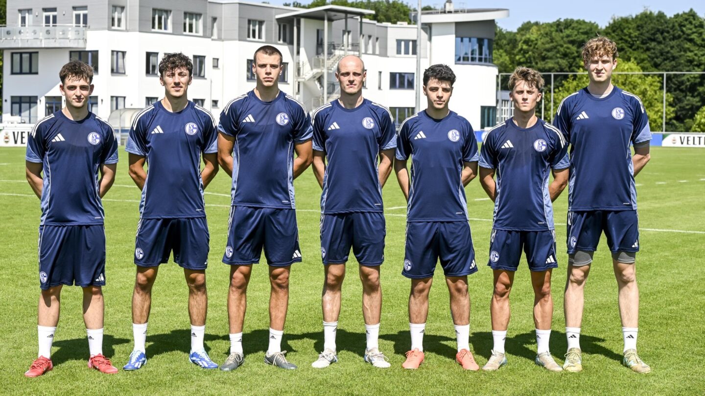 Die U23-Neuzugänge stehen nebeneinander auf dem Trainiingsplatz.