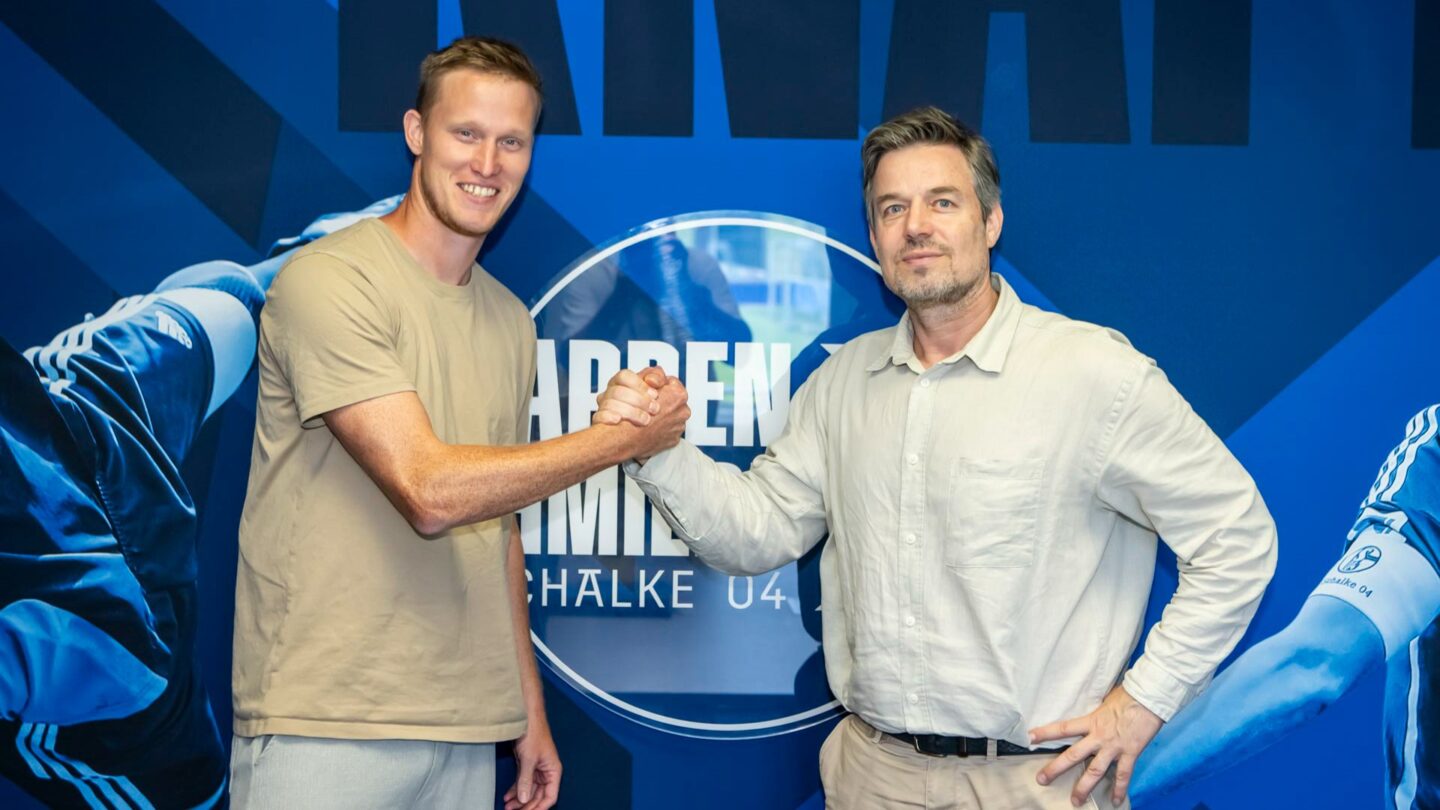 U23-Neuzugang Gerrit Wegkamp und Raffael Tonello beim Shake-Hands.