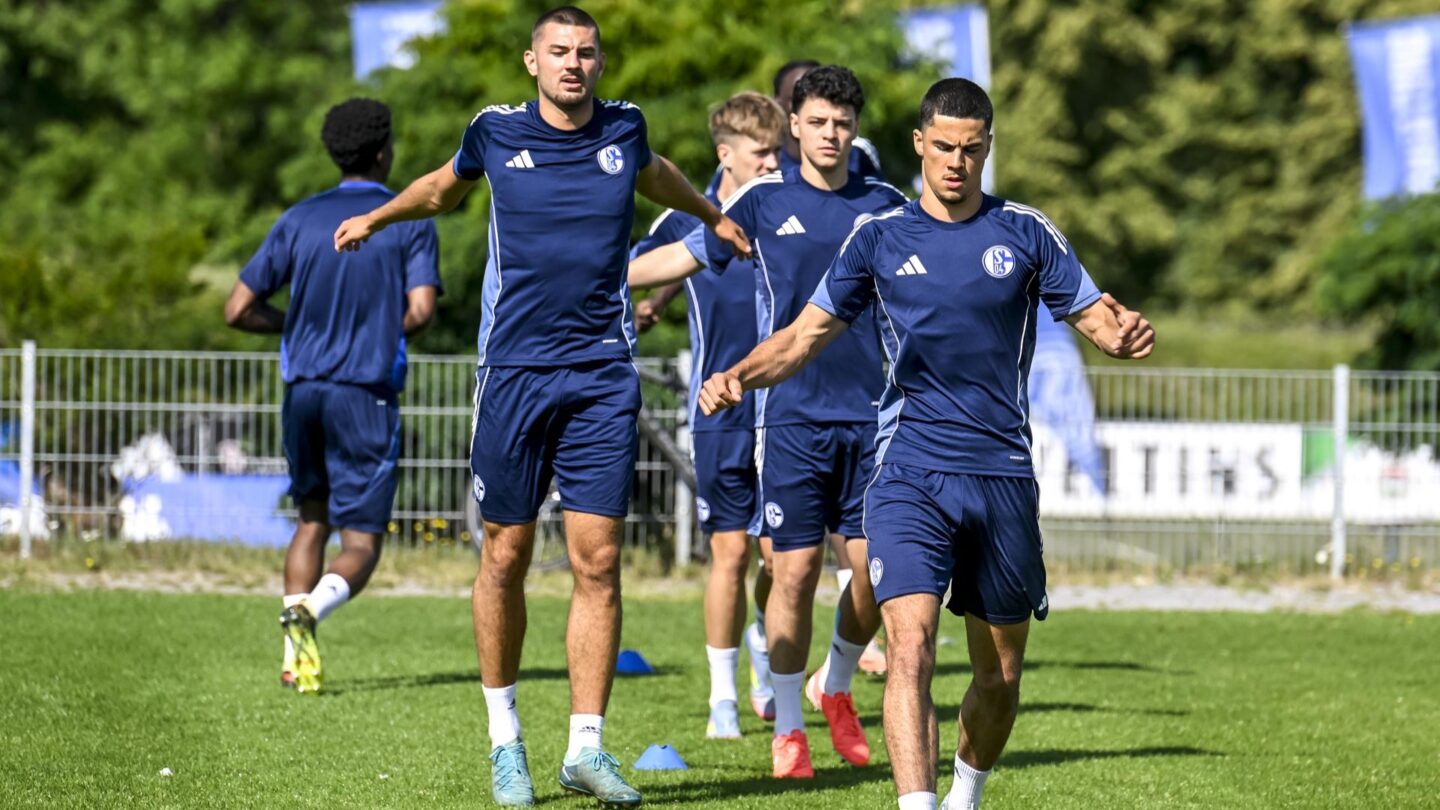 U23-Spieler wärmen sich auf dem Trainingsplatz auf.