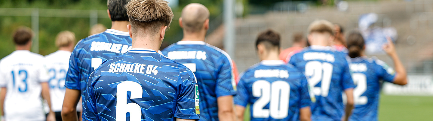 U23-Spieler laufen im Parkstadion ein