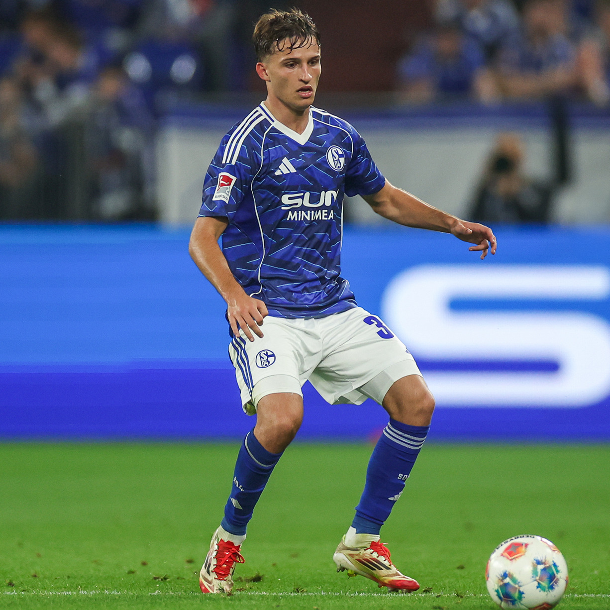 Vitalie Becker feiert sein Profi-Debüt in der VELTINS-Arena